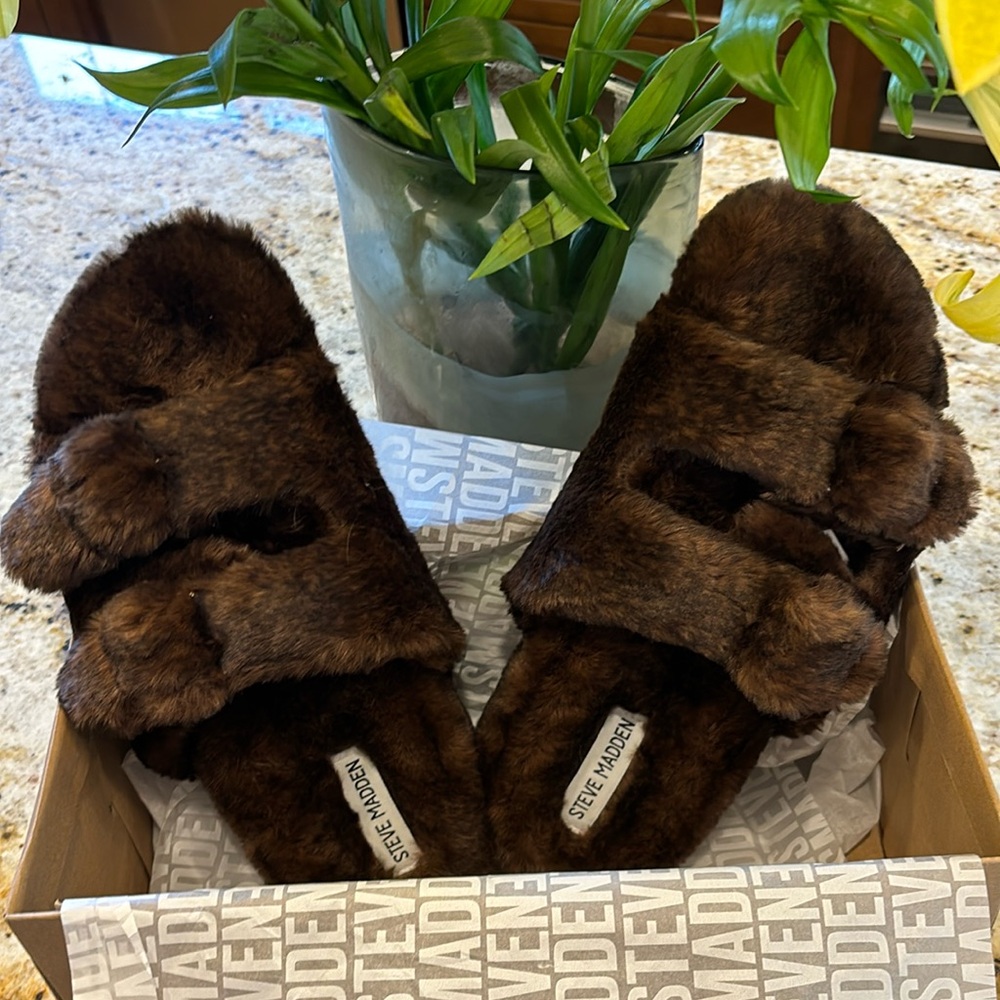 STEVE MADDEN STAYCATION SLIPPERS